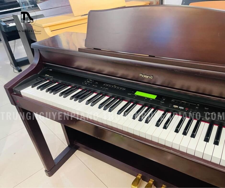 Đàn piano điện Roland HP555 với thiết kế cứng cáp nhưng sang trọng