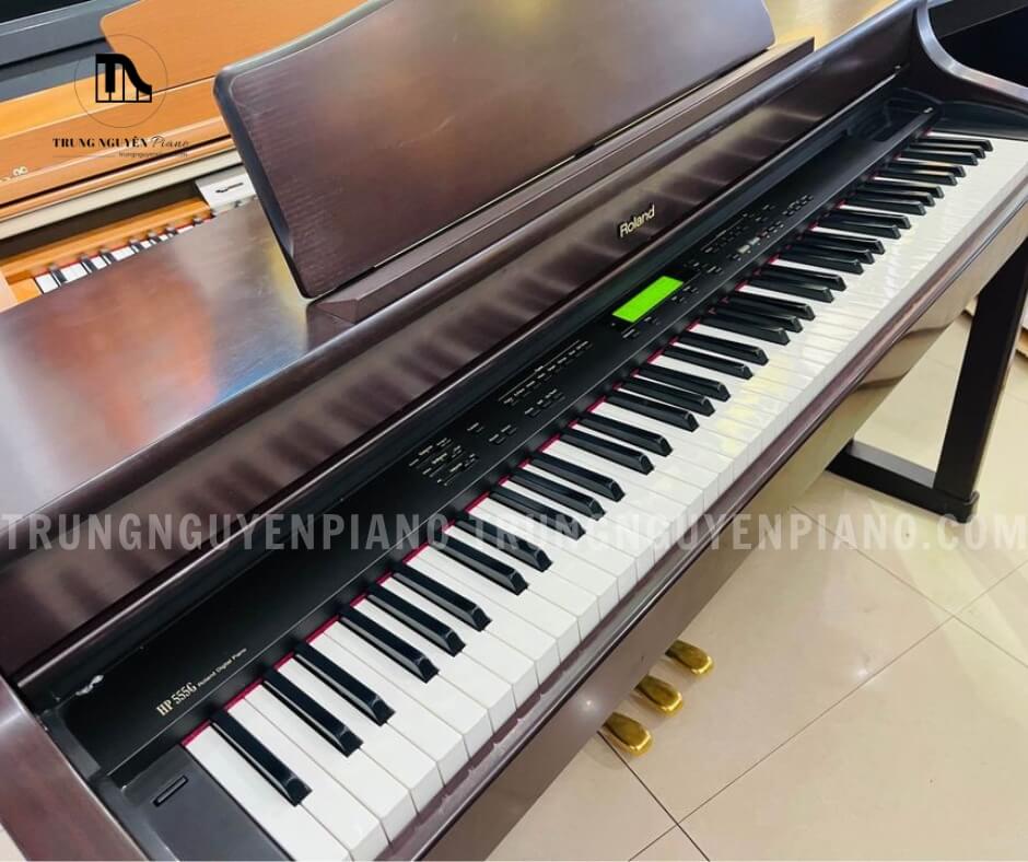 Piano Điện Roland HP555 3 Piano Điện Roland HP555 có độ bền cao phù hợp với người chơi không có nhiều không gian đặt đàn