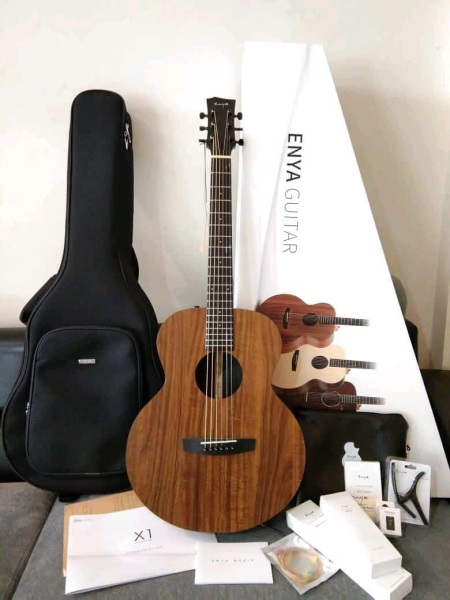 Mặt phím và cầu ngựa Enya EM-X1 làm bằng chất liệu Richlite.