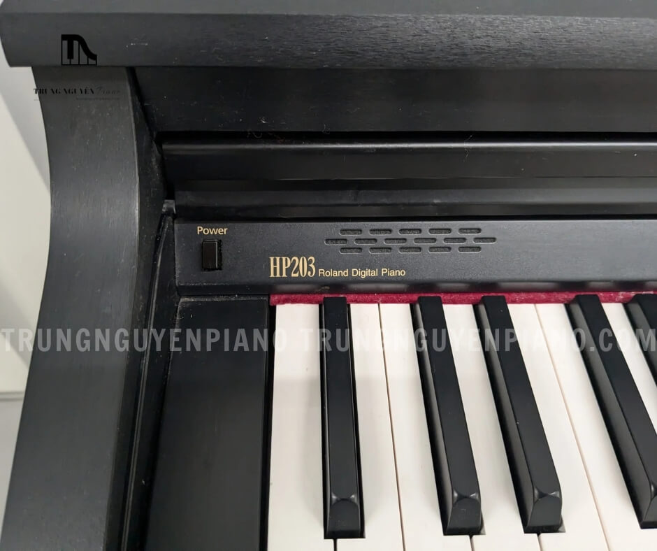 Piano Điện Roland HP203 3 Piano điện Roland HP203 được thiết kế hoản mỉ với bàn phím PHA II mới với Escapement của Roland