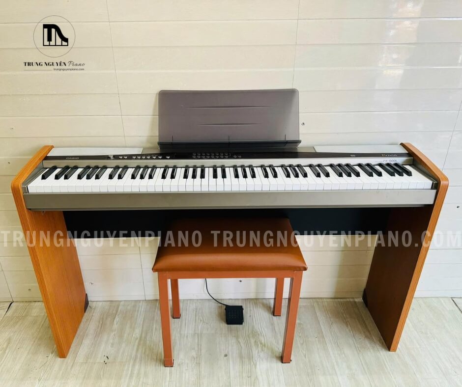 Đàn piano điện Casio PX500L là cây đàn piano điện có thiết kế nhỏ gọn, đầy tính năng động