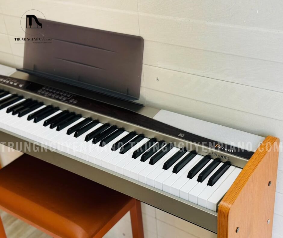 Piano Điện Casio PX500L 3 Bàn phím Piano Điện Casio PX500L có điện sáng màu, điều này rất hữu ích cho các bạn mới đầu tập chơi piano.