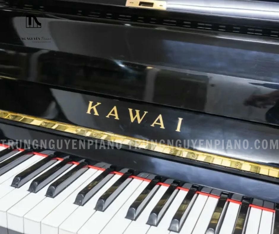 Đàn Piano Kawai KU2 3 Đàn Piano Kawai KU2 có bàn phím được bao phủ bởi lớp Phenolic resin chống cháy, chống mài mòn