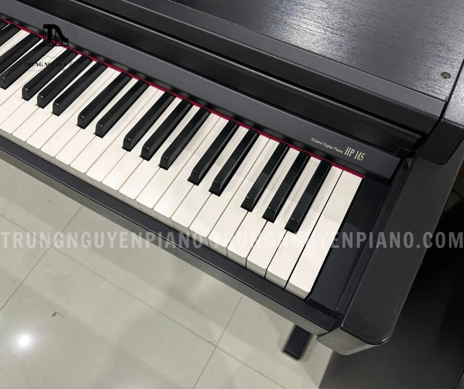 Đàn Piano Điện Roland HP145 3 Đàn Piano còn được trang bị hệ thống bàn phím nặng cho cảm giác thật như piano gỗ