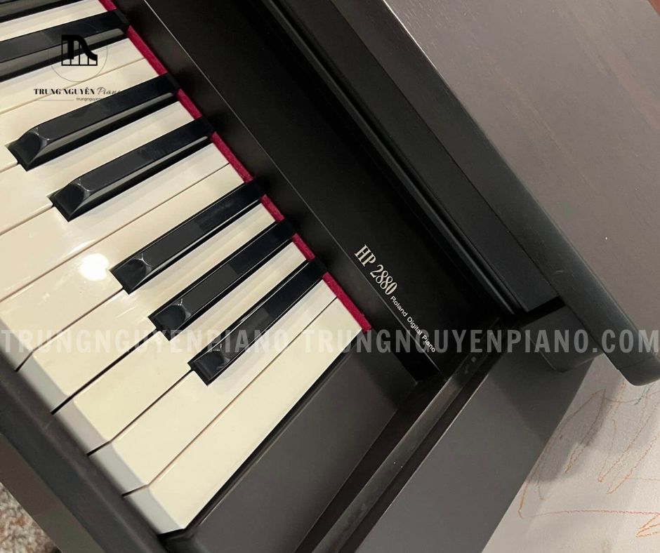 Đàn Piano Điện Roland HP2880 4 Đàn Piano Điện Roland HP2880 có bàn phím gỗ với 88 phím nặng PHA II công nghệ Escapement đem đến âm thanh chân thật