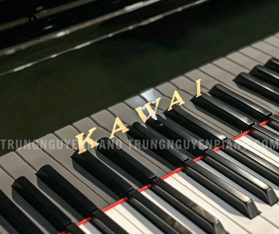 Đàn Piano Kawai US65 3 Đàn Piano Kawai US65 sở hữu bàn phím có cảm giác nhấn phím thoải mái, độ nặng giống đàn grand
