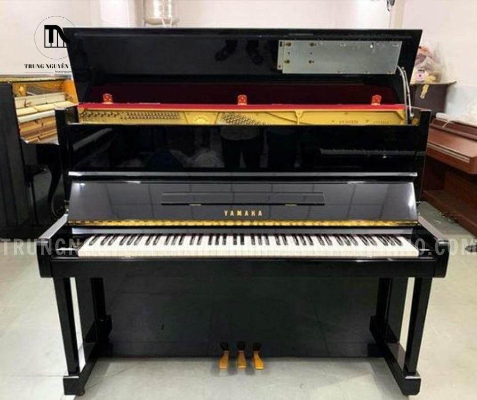 Đàn Piano Yamaha SX101RBL có lớp sơn bên ngoài bóng bẩy và sang trọng