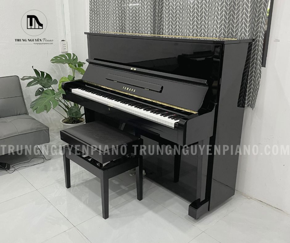 Đàn Piano Yamaha U1F nổi bật với các chi tiết ánh vàng chắc