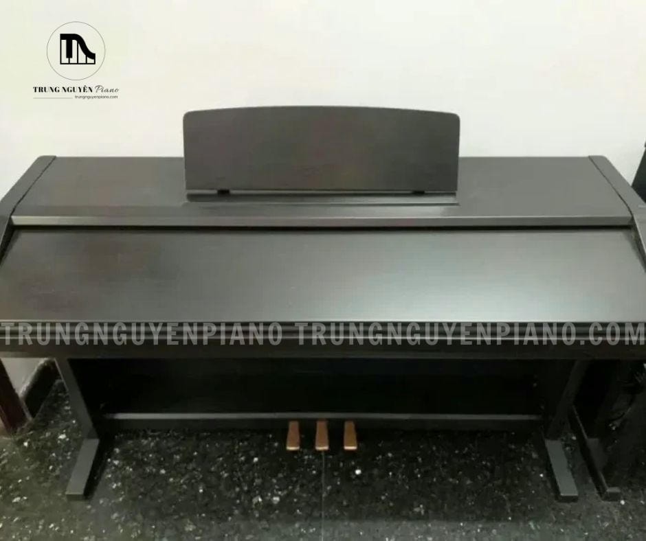 Piano điện Kawai PN220 có thân đàn được bao phủ bởi một lớp màu nâu đen vân rất đẹp mắt và sang trọng