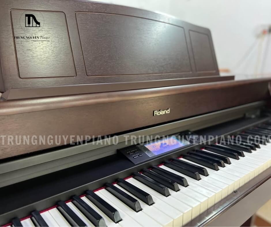 Piano điện Roland HP557 4 Độ nhạy của bàn phím Piano điện Roland HP557 giúp người chơi dễ dàng điều khiển lực đánh
