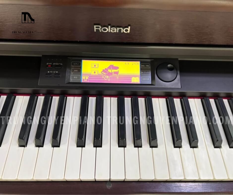 Piano điện Roland HP557 3 Màn hình LCD của Piano điện Roland HP557ó