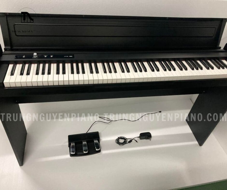 Piano điện Korg LP180 5 Piano điện Korg LP180 có chân đế một mảnh và bộ phận ba bàn đạp