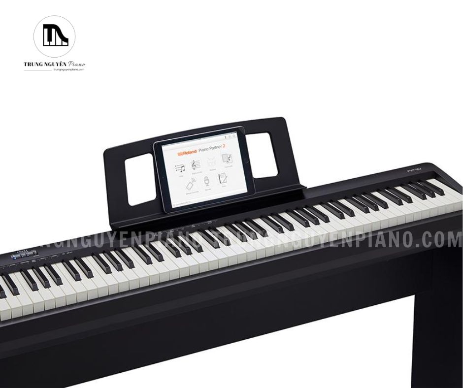 Piano điện Roland FP10 3 Piano điện Roland FP10 nhỏ gọn thuộc dòng FP của Roland. Được phát hành vào đầu năm 2019, đây là phiên bản nhẹ hơn và có giá rẻ hơn so với mẫu Roland FP30