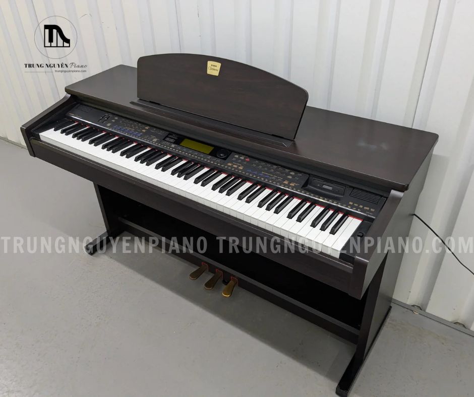 Đàn piano Yamaha CVP201 có thiết kế đơn giản nhưng thanh lịch