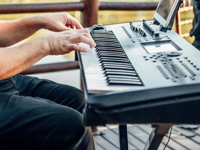 Lợi Ích Khi Sử Dụng Piano Điện Trong Cuộc Sống Hiện Đại