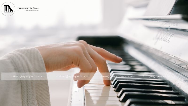 Tư thế ngồi và khoảng cách đến đàn piano