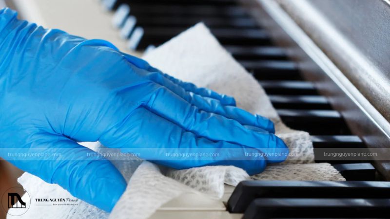 Vệ sinh bên ngoài đàn bằng khăn mềm