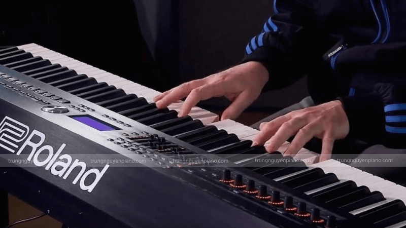Chơi đàn Roland RD-2000