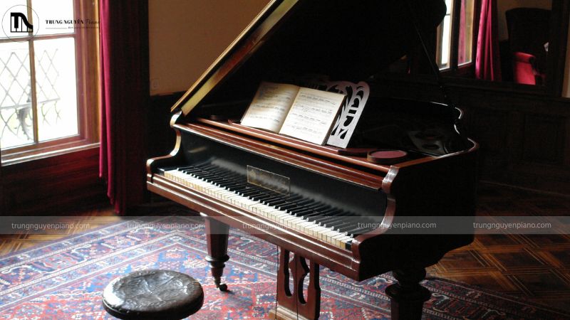 Grand piano có thiết kế nằm ngang, dây đàn và búa đàn được sắp xếp theo chiều ngang