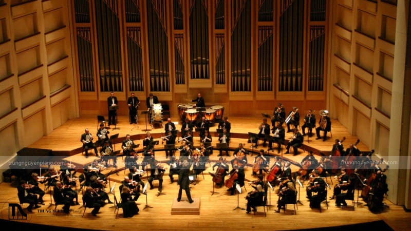 Khám phá các thể loại nhạc phổ biến có thể chơi trên đàn Piano 1 Dàn nhạc giao hưởng biểu diễn trong không gian cổ kính