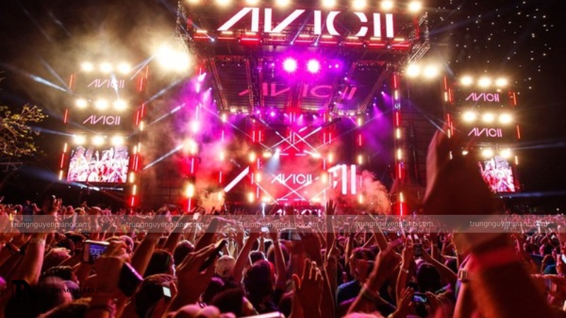 Khám phá các thể loại nhạc phổ biến có thể chơi trên đàn Piano 4 Đám đông khán giả vẫy tay theo nhịp nhạc tại một buổi hòa nhạc Pop sôi động