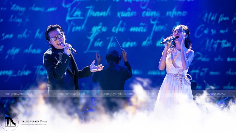 Khám phá các thể loại nhạc phổ biến có thể chơi trên đàn Piano 6 Ca sĩ biểu diễn nhạc Ballad trước micro trong không gian ấm áp, ánh sáng dịu nhẹ