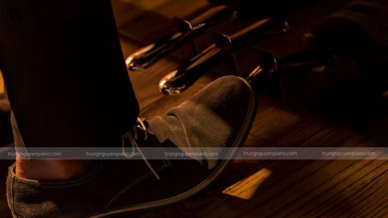 Có ba thời điểm chính để đạp pedal như trước khi đánh nốt, cùng lúc đánh nốt và sau khi đánh nốt.