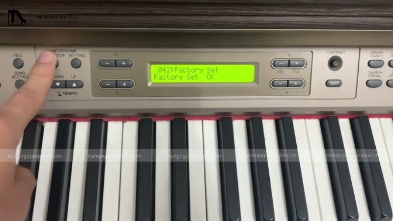 Reset đàn piano điện về trạng thái ban đầu, giúp khắc phục các sự cố