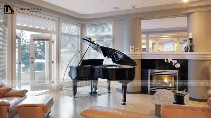 Đàn piano được đặt gần cửa sổ