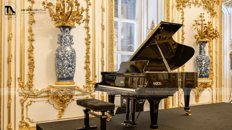Một cây piano cơ được đặt trong phòng khách sang trọng