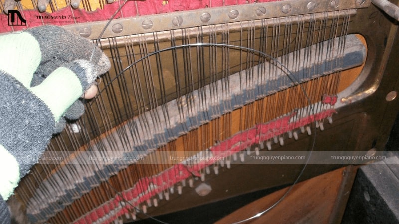 Dây đàn piano bị đứt: Nguyên nhân và cách xử lý đúng chuẩn 1 Dây đàn piano bị đứt khi độ ẩm quá cao