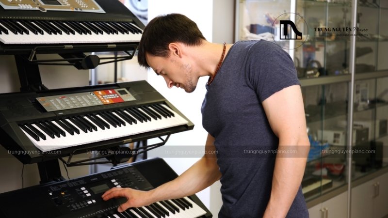 Giải đáp chi tiết: Học organ có chơi được piano không? 8 Đến cửa hàng nhạc cụ để trải nghiệm thực tế