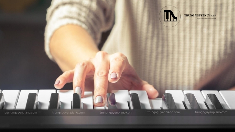 Học piano có khó không? Đối tượng, độ tuổi phù hợp học piano 10 Học cách đặt ngón tay và vị trí chính xác trên bàn phím piano