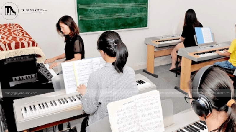 Tham gia lớp học thử piano