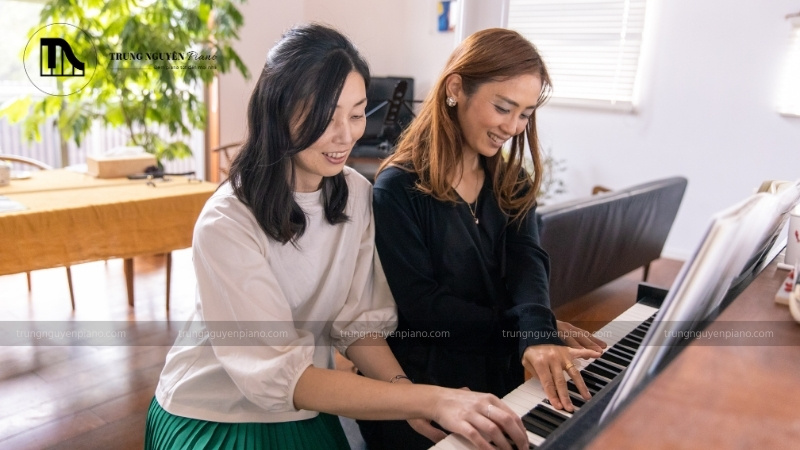 Học piano có khó không? Đối tượng, độ tuổi phù hợp học piano 11 Luyện tập đánh piano cùng bạn bè