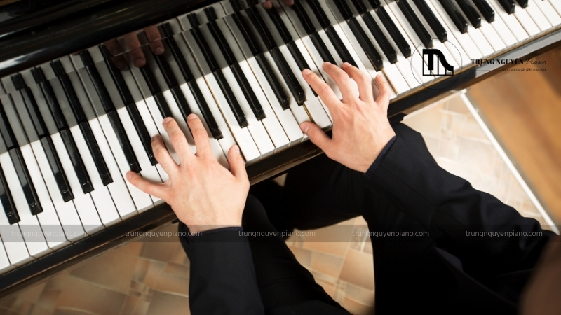 Học piano có khó không? Đối tượng, độ tuổi phù hợp học piano 6 Chơi piano đòi hỏi sự phối hợp nhịp nhàng giữa hai tay