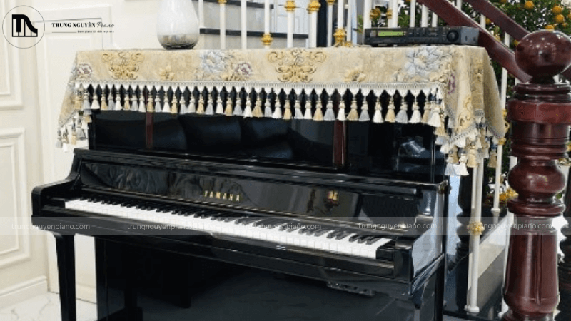 Dùng khăn phủ để trang trí đàn piano
