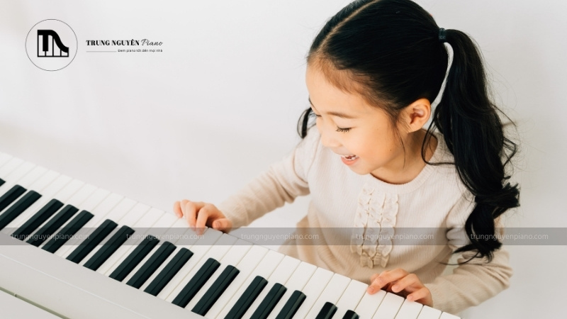 Học piano có khó không? Đối tượng, độ tuổi phù hợp học piano 2 Trẻ em từ 3 - 4 tuổi đã có thể bắt đầu học đàn piano