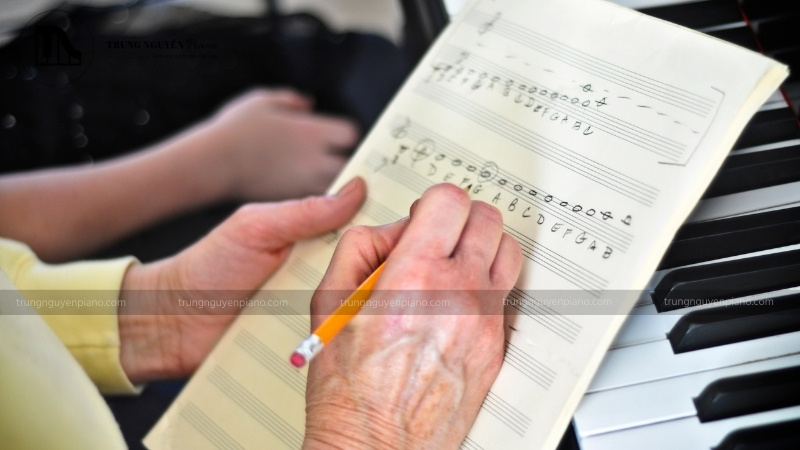 Tự mua hoặc mượn sách chuyên dạy về piano để học theo 