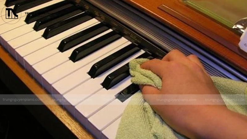 Cách vệ sinh đàn piano điện đúng cách sạch đẹp, âm thanh hay 7 Nước ấm pha loãng xà phòng dịu nhẹ