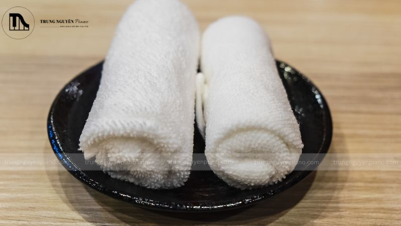 Cách vệ sinh đàn piano điện đúng cách sạch đẹp, âm thanh hay 14 Vắt thật kỹ khăn lau, không để khăn quá ướt