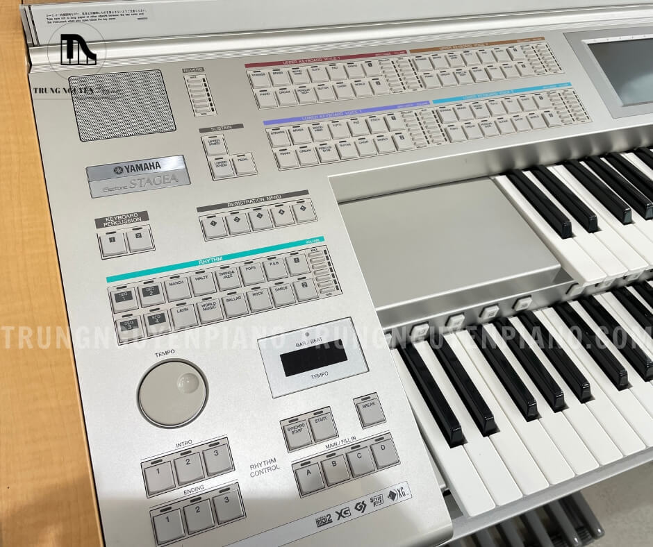 Đàn 2 tầng Electone Yamaha ELS02C được kết hợp hài hòa giữa trắng, đen và bạc