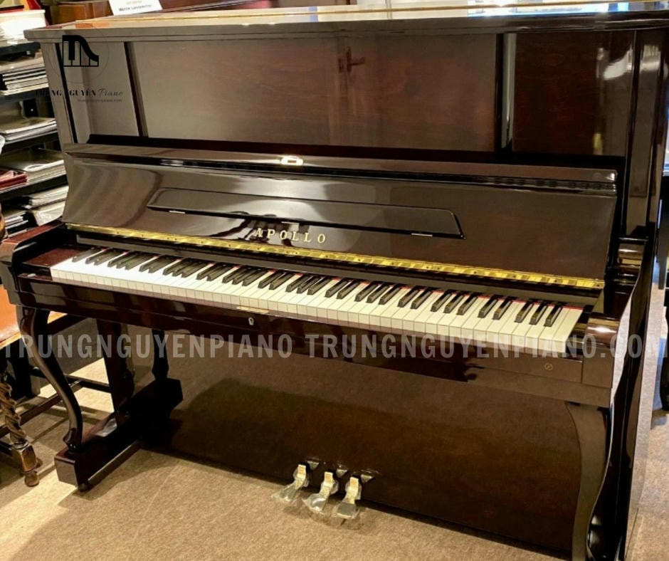 Đàn Piano Cơ Apollo AR78 sở hữu thiết kế upright piano cổ điển, thanh lịch với vỏ ngoài vân gỗ sang trọng, thường là gỗ gụ sẫm màu (đỏ rượu sẫm)
