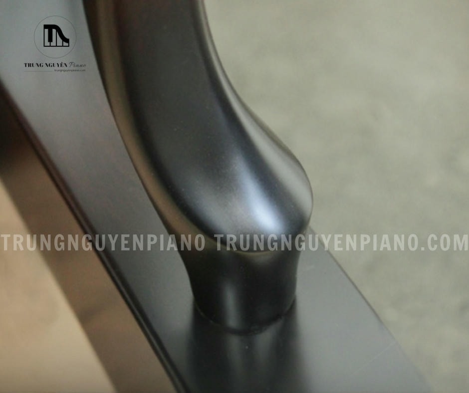 Đàn Piano Apollo AW500 sở hữu thiết kế upright piano (piano đứng) thanh lịch với vân gỗ đẹp mắt và chân đàn kiểu Chippendale (chân mèo) độc đáo