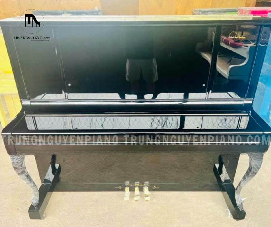 Đàn Piano Apollo RU385E có mặt đàn được phủ lớp sơn bóng mịn