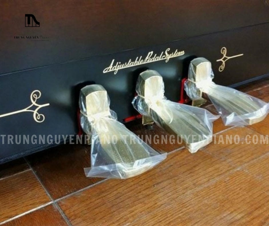 Đàn Piano Apollo RU388W 5 Bàn đạp điều chỉnh của Đàn Piano Cơ Apollo RU388W cho phép điều chỉnh độ cao của âm thanh.