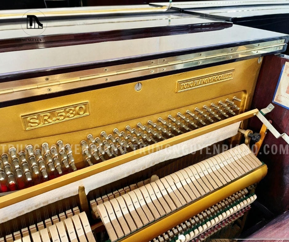 Đàn Piano Apollo SR530 3 Bảng cộng hưởng (soundboard) của Đàn Piano Apollo SR530 được làm từ gỗ vân sam (Spruce) rắn chắc