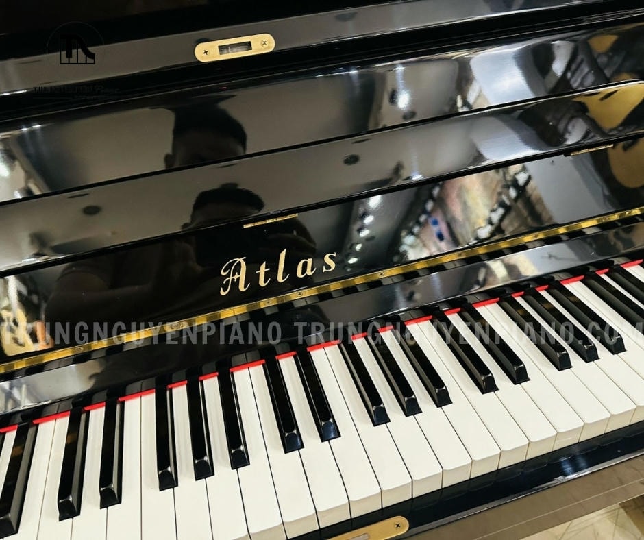 Đàn Piano Atlas A2 13 Bàn phím của đàn Piano Atlas A2 được làm từ chất liệu Acrylic (phím trắng) và Phenol (phím đen)