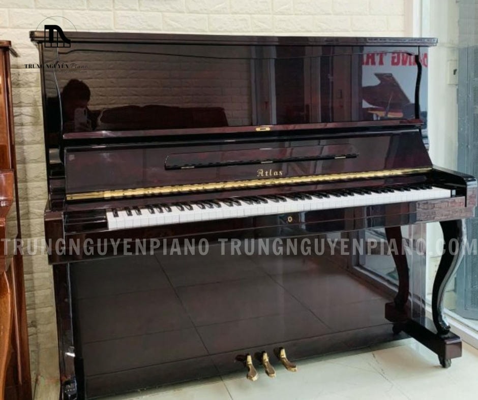 Đàn Piano Atlas A5D có chân đàn cách điệu theo phong cách cổ điển, trang nhã.