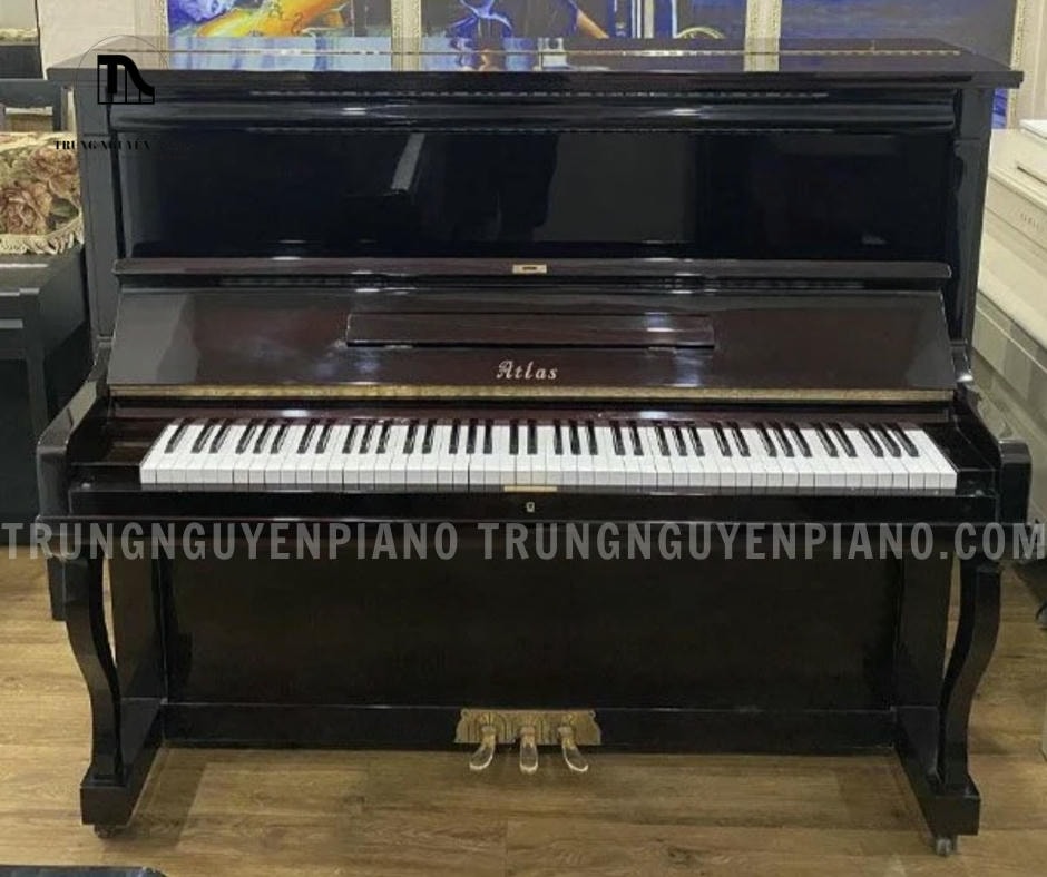 Đàn Piano Atlas NA300 mang thiết kế upright piano truyền thống với thùng đàn cao, tạo nên vẻ ngoài sang trọng và cổ điển